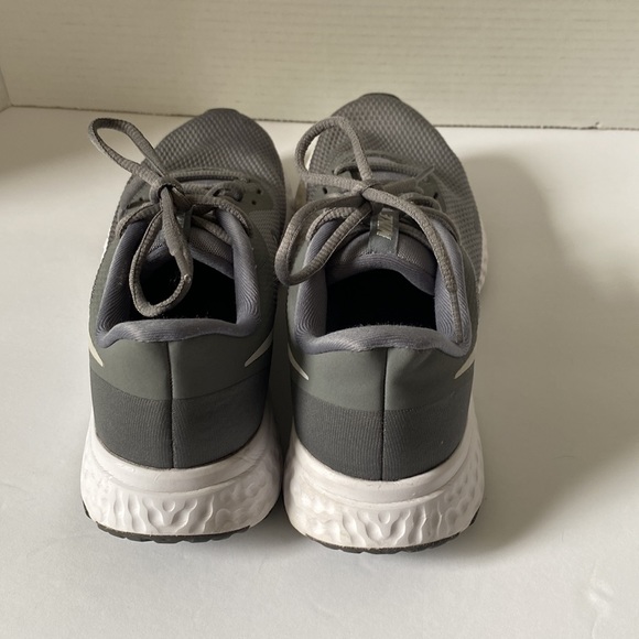 Nike Women Size 8 Gray Revolution Running Shoes - Picture 4 of 9